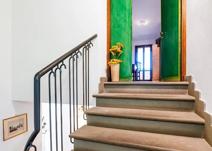 Guesthost - Bright With View